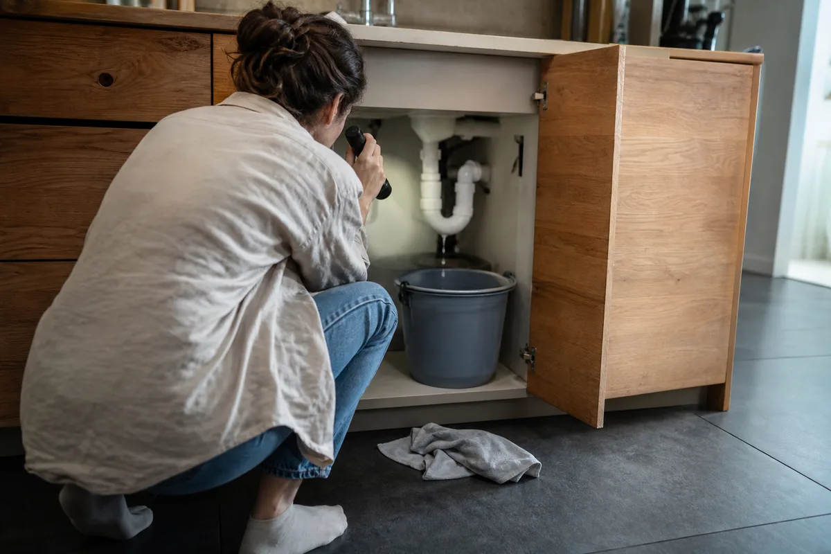 Fuite d'eau locataire : qui paie quoi avec le bailleur